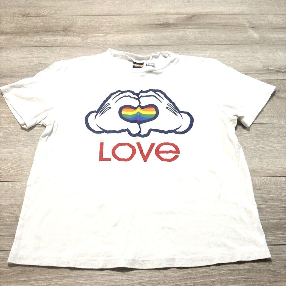 Rainbow Disney Collection LGBTQ Pride Mickey Mouse Hand Heart Rainbow Love Tee M
